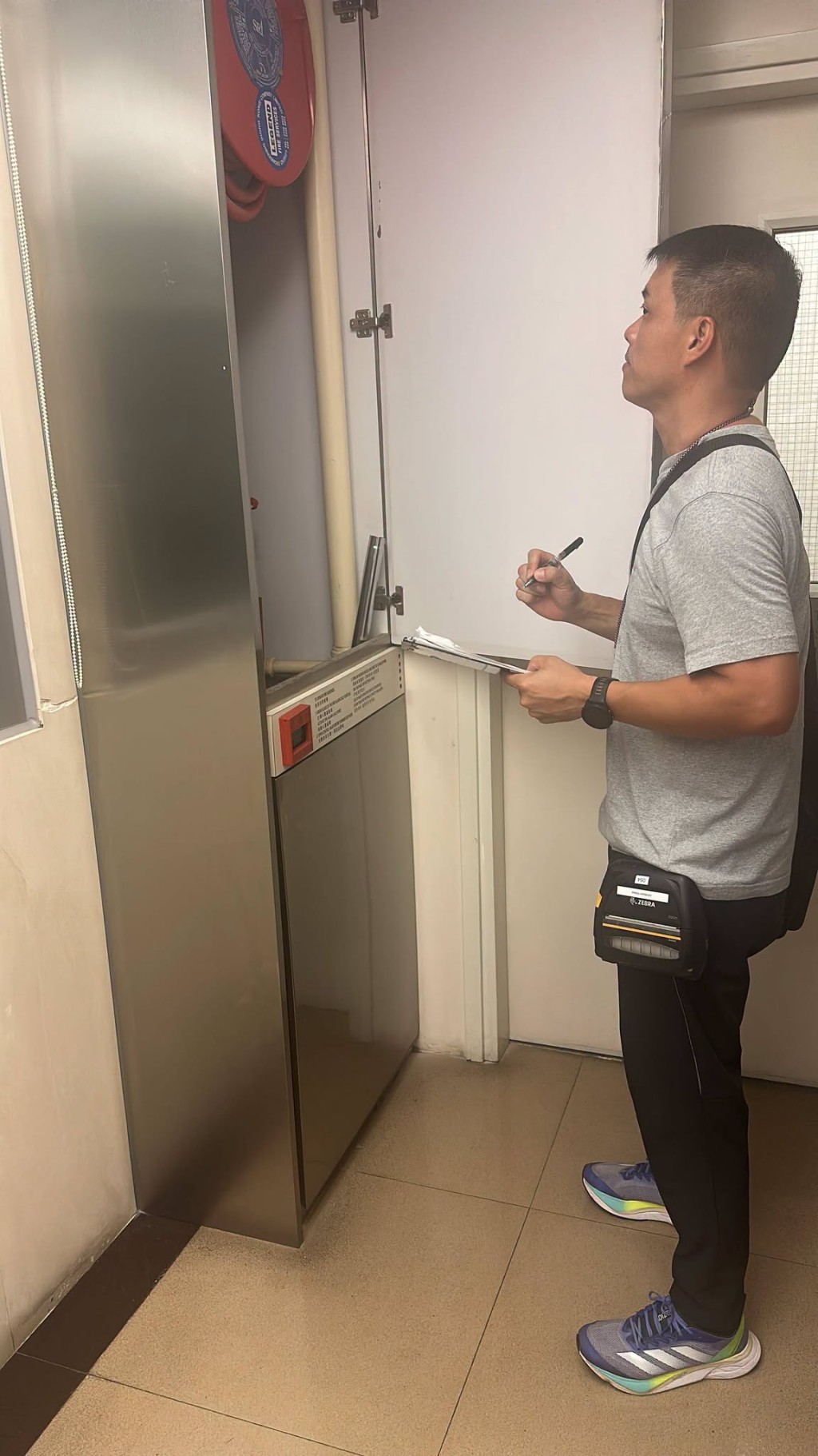 消防處於9月29日及30日再度採取特別執法行動,派員以便衣方式主動巡查8幢較高風險樓宇。消防處fb圖片 消防處於9月29日及30日再度採取特別執法行動,派員以便衣方式主動巡查8幢較高風險樓宇。消防處fb圖片