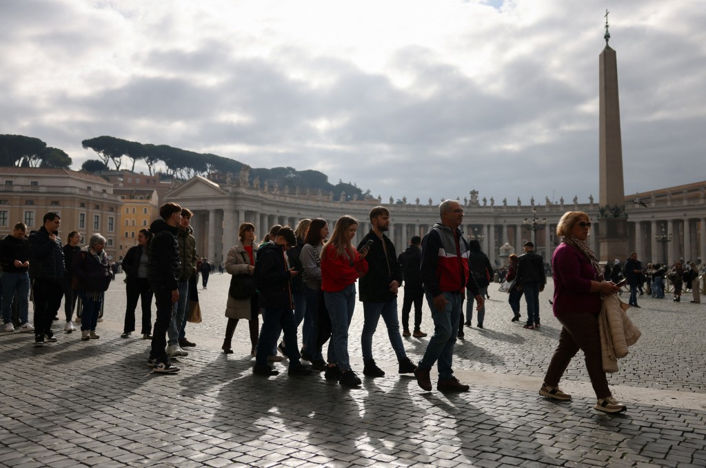 游客排队进入圣伯多禄广场。路透社