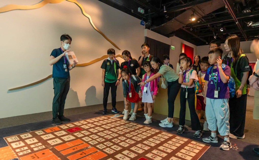 小朋友可以近距離接觸中華文化,一齊追溯歷史脈絡及發展淵源。香港海關fb圖片 小朋友可以近距離接觸中華文化,一齊追溯歷史脈絡及發展淵源。香港海關fb圖片