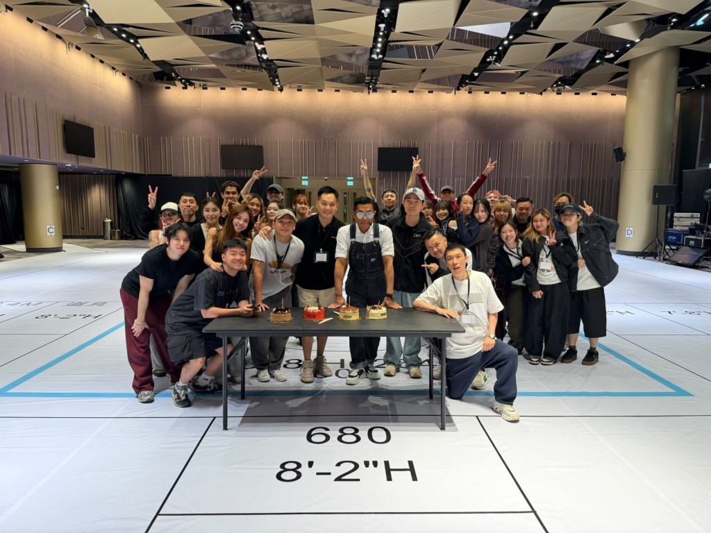 切餅慶祝。