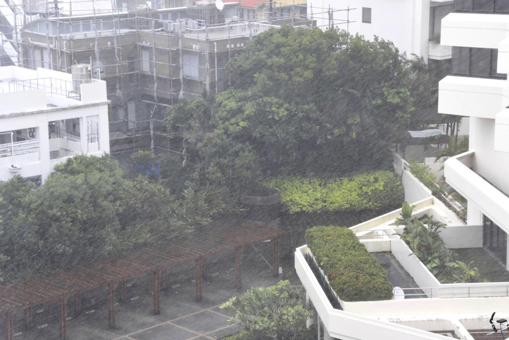 颱風卡努（Khanun）籠罩日本沖繩，那霸市周三橫風橫雨。 美聯社