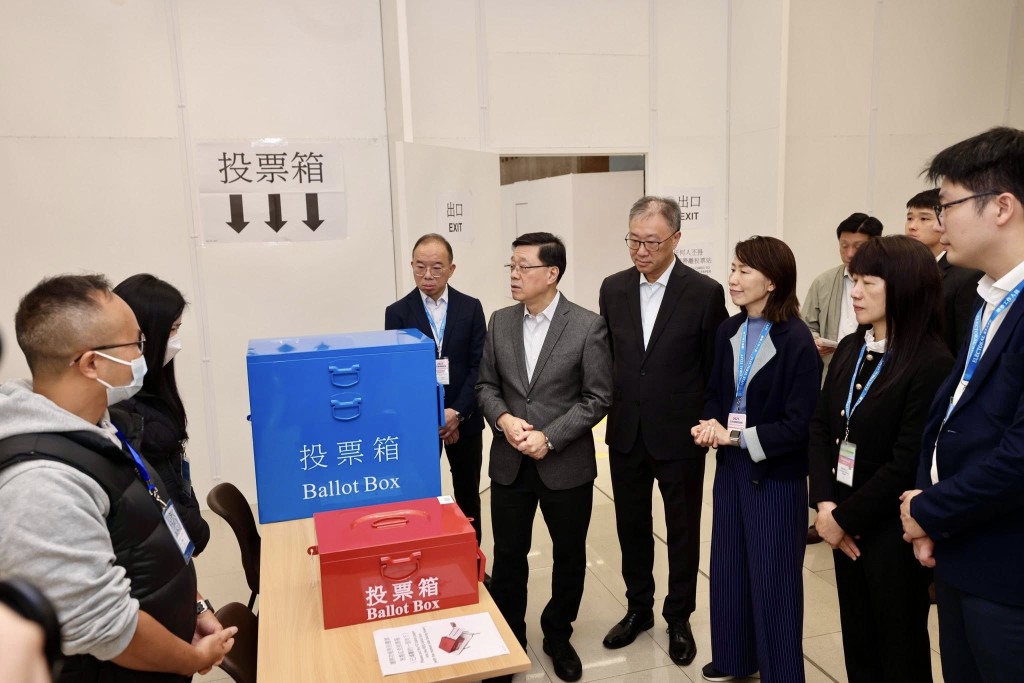 曾國衞早上與選管會主席陸啟康,陪同行政長官李家超到設於港珠澳大橋香港口岸旅檢大樓的鄰近邊境投票站,和位於東涌文東路體育館的一般投票站視察場地。李家超fb 曾國衞早上與選管會主席陸啟康,陪同行政長官李家超到設於港珠澳大橋香港口岸旅檢大樓的鄰近邊境投票站,和位於東涌文東路體育館的一般投票站視察場地。李家超fb