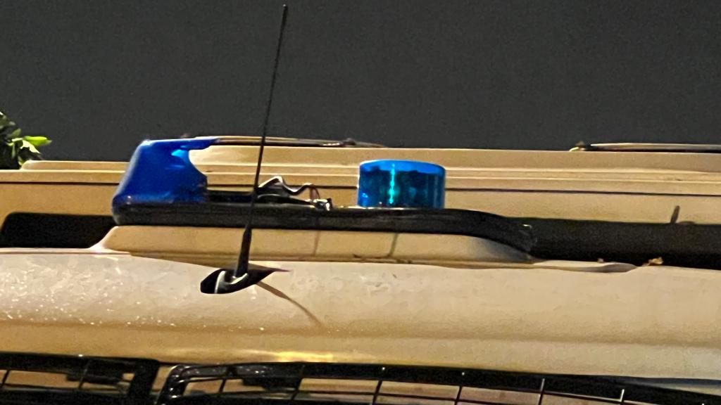 警車車頂上的藍燈損毀。