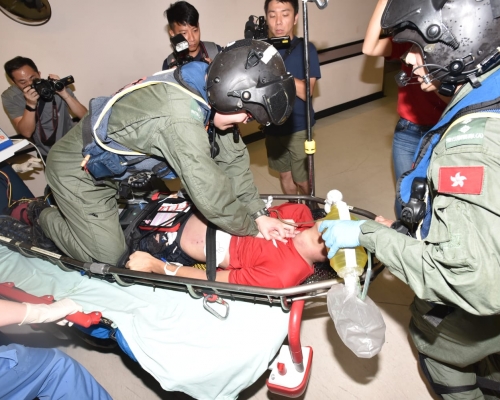 青年送院經搶救後證實不治。楊偉亨攝