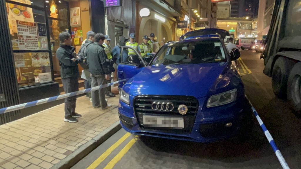 警方於蘭芳道發現一輛藍色私家車違例停泊在雙黃線，遂上前截查。楊偉亨攝