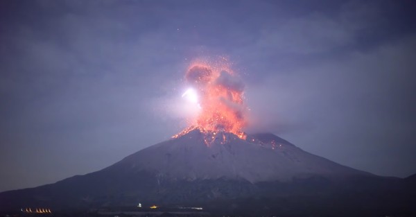 過程中還冒出好幾道劇烈的「火山閃電」。網上圖片