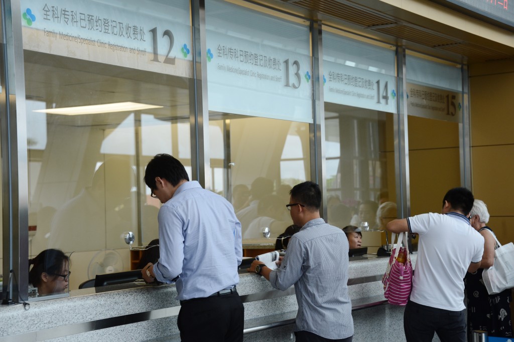 曾使用內地醫療的受訪港人，由2011年前5.9％，到2019年至2023年期間大幅增至六成。資料圖片