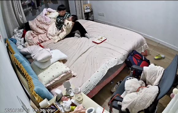 江苏有小兄长因妹妹扭计，独力照顾下也情绪崩溃起来。微博