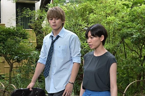 真榮田鄉敦正在日本演出新劇,但因防止感染,他未能陪在父親身邊。