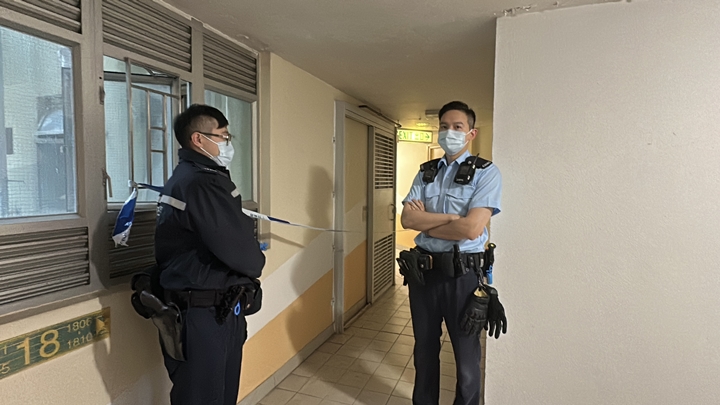 單位揭發雙屍案，警員封鎖現場調查。劉漢權攝