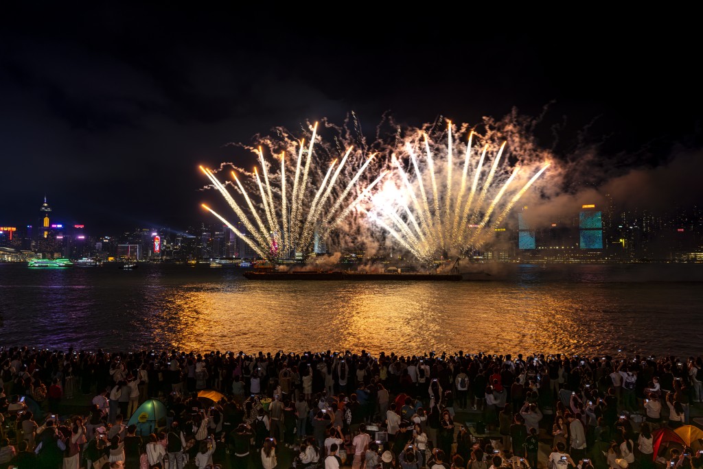 旅發局「香港繽紛冬日巡禮」將於周六起一連四晚在維港上演水上煙火。旅發局圖片