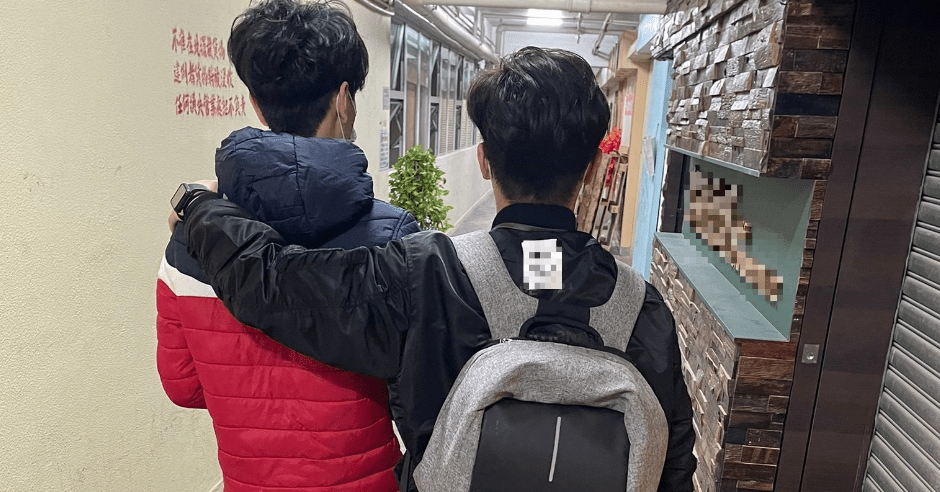 警方拘捕的其中一名男子(左)。警方圖片
