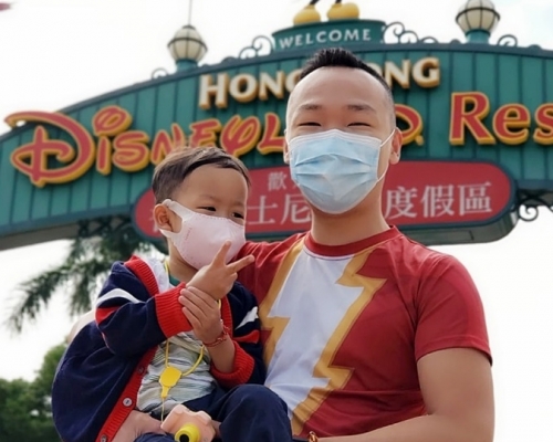 爸爸兌現承諾帶小鐵漢遊迪士尼。小鐵港爸爸facebook相片