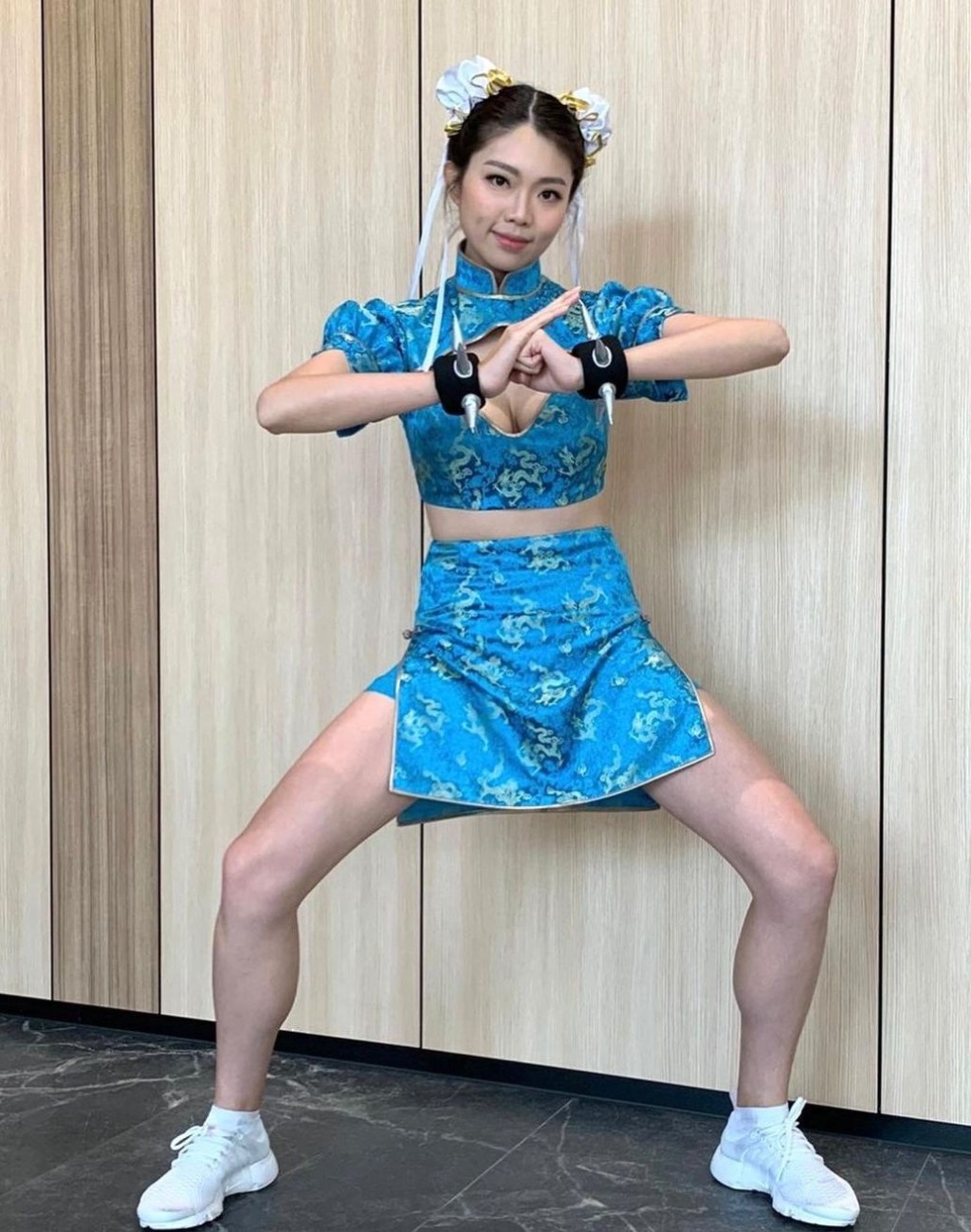 張可盈以春麗Look跳舞,開胸裝好性感。