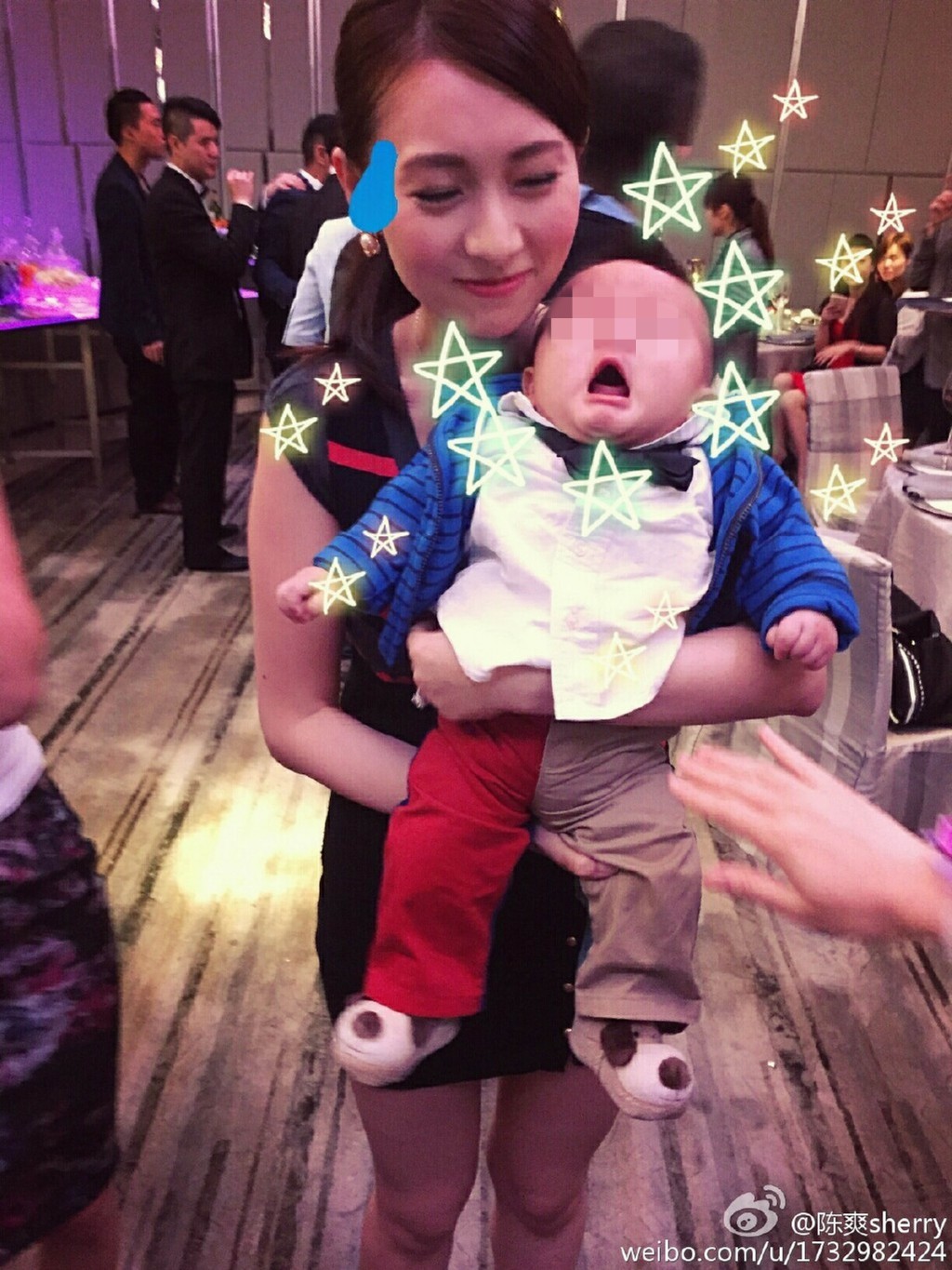 摆酒当晚同时亦是张韦怡与潘德鸿儿子的百日宴，嘉宾之一的陈爽与BB合照。