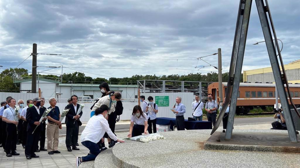 交通部邀日本專家學者訪台，交流鐵路安全改革經驗，一行人31日赴富岡機廠勘查並獻花。 台鐵提供