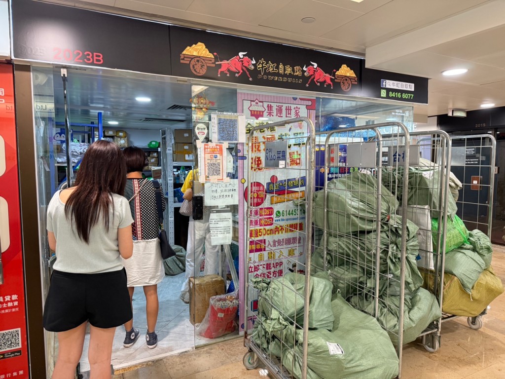 市民排隊取件。曹露尹攝 市民排隊取件。曹露尹攝