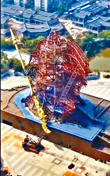 荆州关公像拆剩主体钢架和大刀。