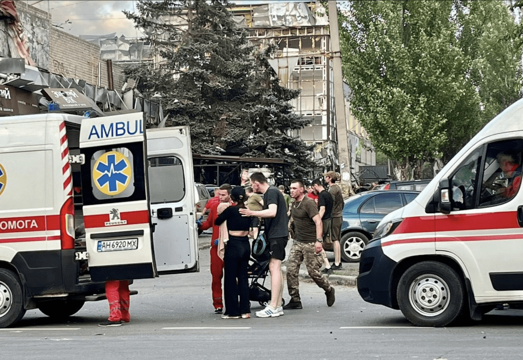 乌克兰当局指，东部城市克拉马托尔斯克一家餐厅遭到两枚俄罗斯导弹袭击。Twitter