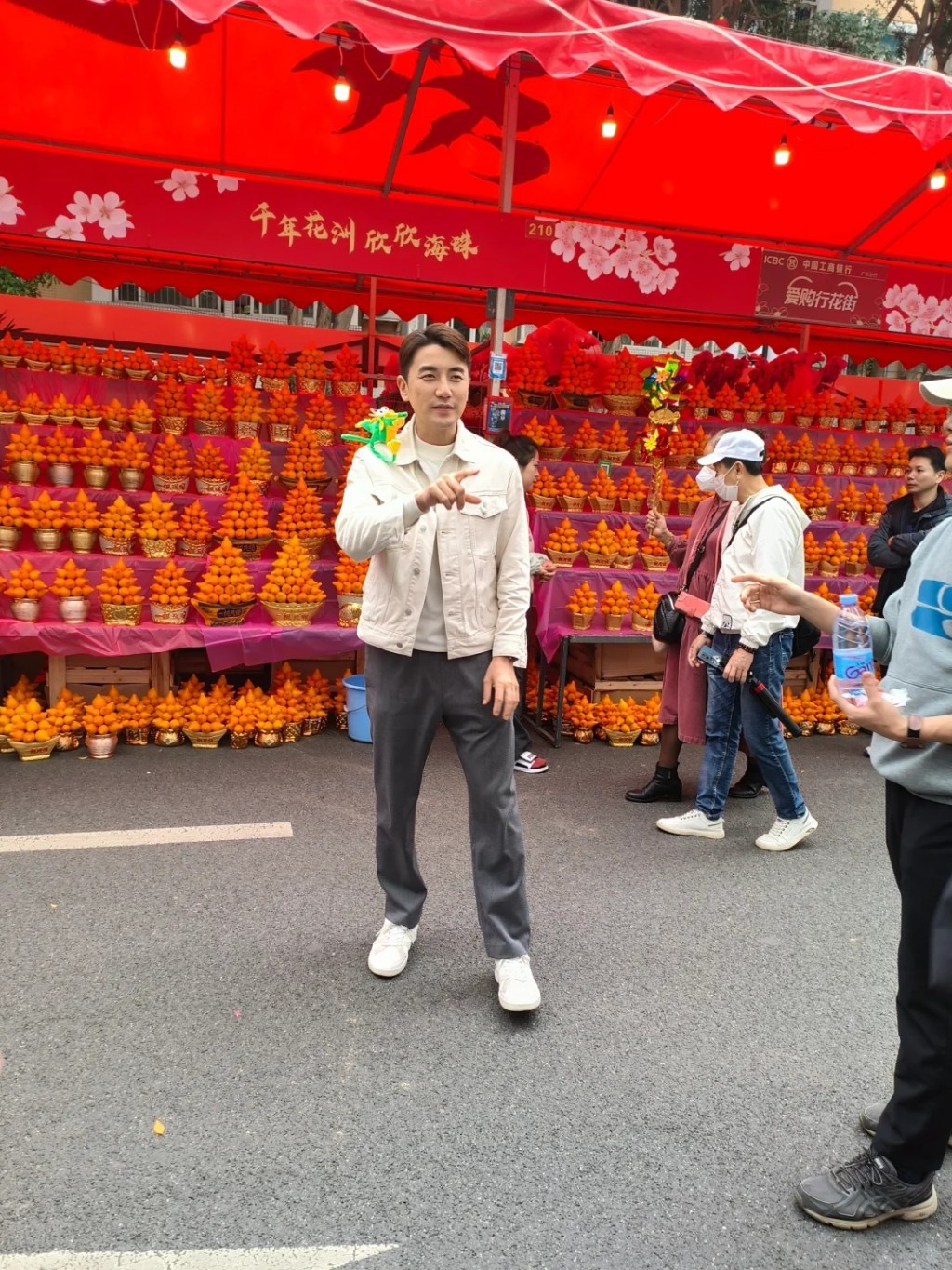 内地网民看到洪永城逛花市的照片，都留言评论洪永城的外形，指他非常有喜感。