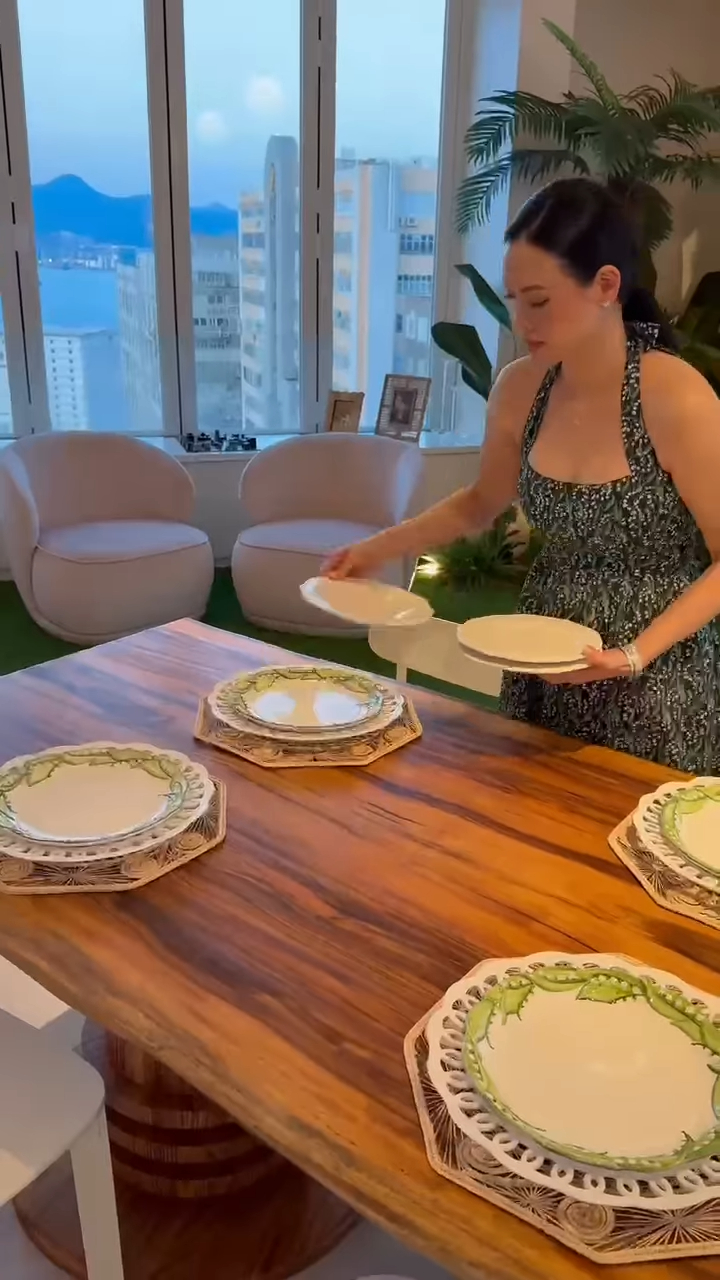 林恬兒向來極具儀式感,親力親為打點。 林恬兒向來極具儀式感,親力親為打點。