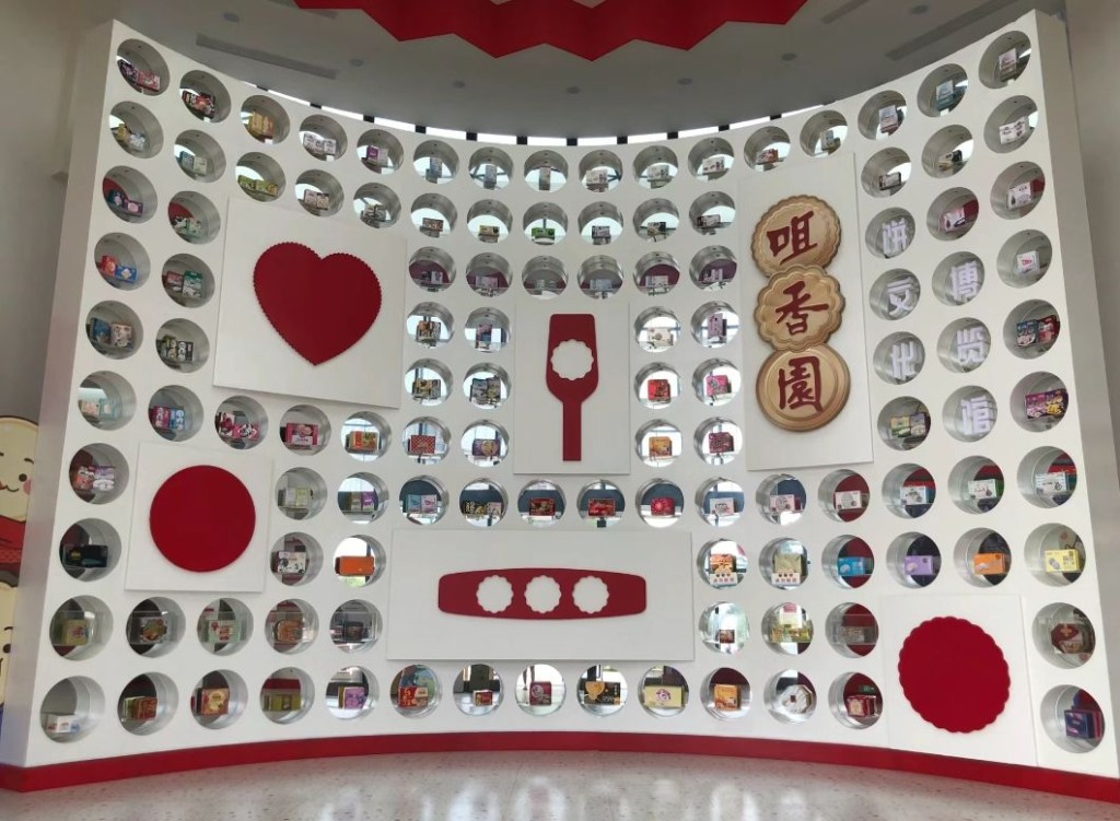 中山親子好去處2024｜2. 咀香園 特大打卡牆，展示餅文化。（圖片來源：小紅書＠XSehun）