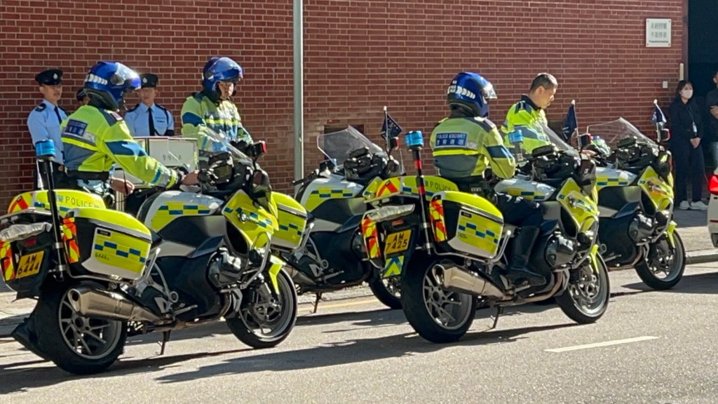 警察護送組警員到場致祭。楊偉亨攝 警察護送組警員到場致祭。楊偉亨攝