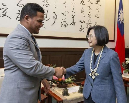 圖瓦盧外長科非與台灣總統蔡英文會面。(網圖)