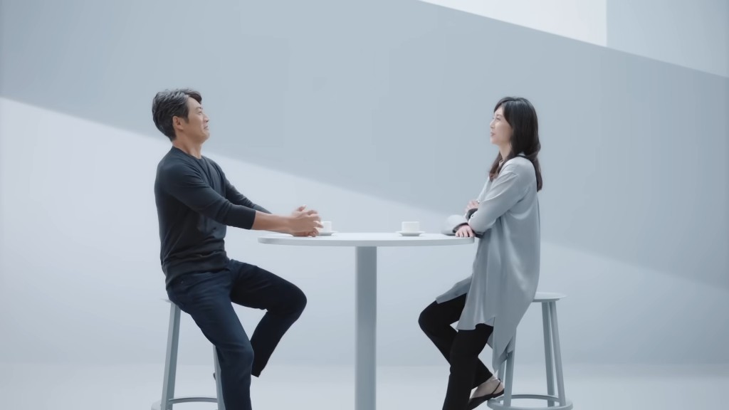 反町隆史與松嶋菜菜子在廣告中深情對望。