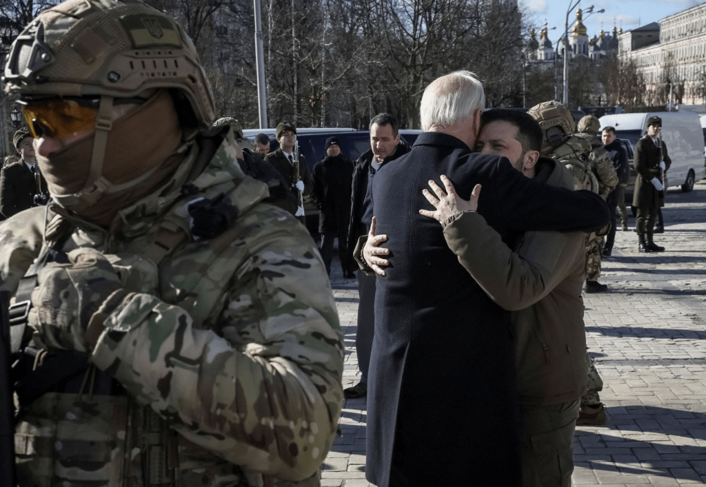 拜登和澤連斯基在訪問紀念牆後擁抱，以紀念在俄羅斯襲擊烏克蘭期間遇難的烏克蘭士兵。路透社