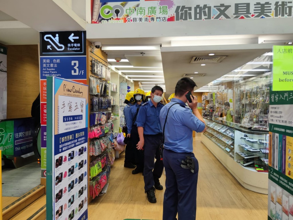 消防協助救出工人。梁國峰攝