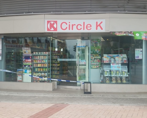 遇劫的便利店位於安達商場地下。 歐陽偉光攝