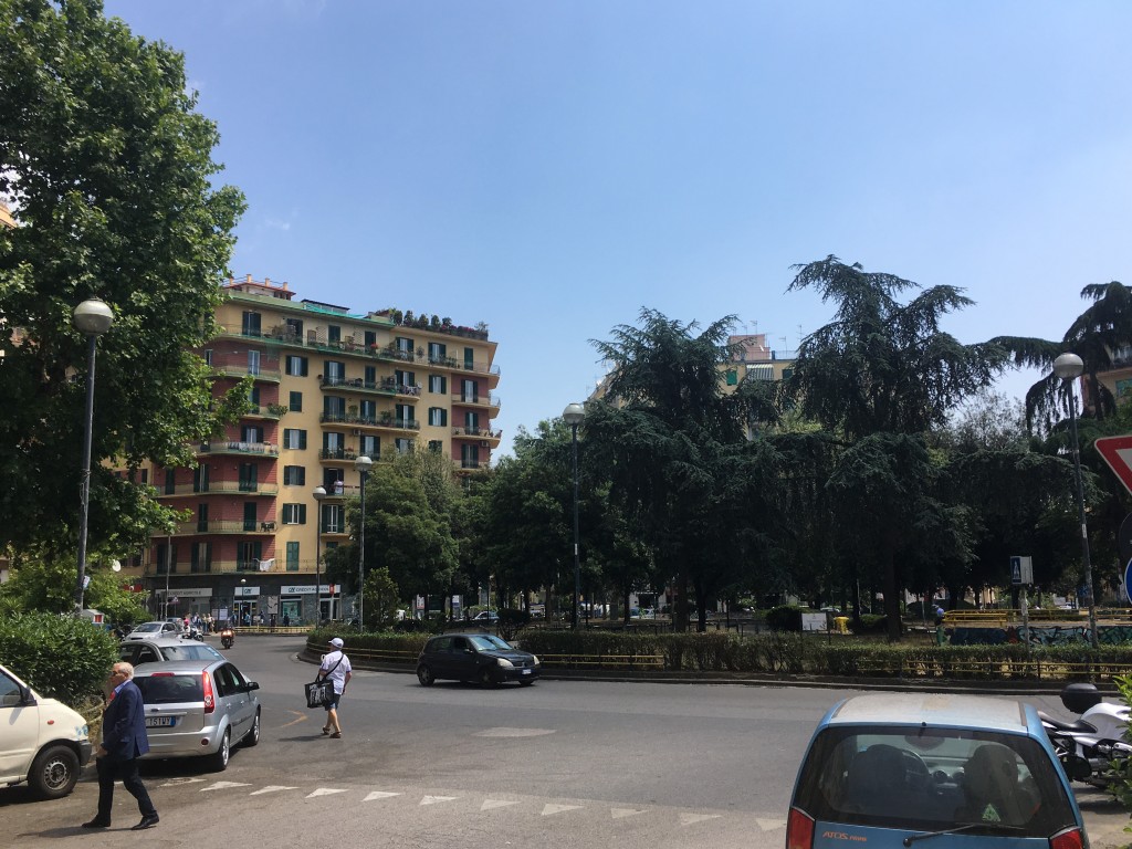 遇劫的银行位于Piazza Medaglie d'Oro广场。维基网站