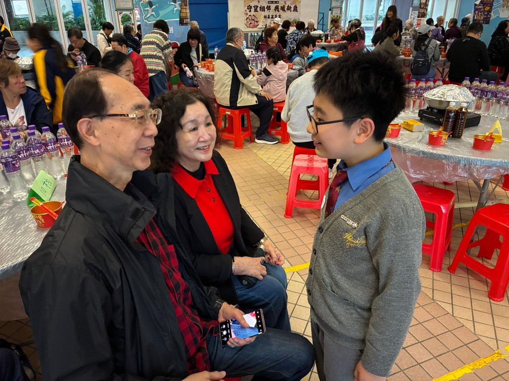 學校安排學生與長者溝通，期望從中學懂長幼共融精神。