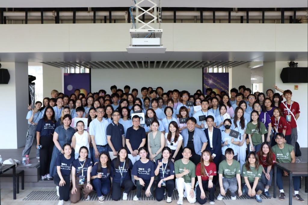 今年六月Michelle （第一排左四）有份參與籌辦AIESEC國際青年高峰會2025，由一班大學生為中五、中六同學搞活動，探討旅遊與經濟、氣候變化、長者照顧與支援這些熱門議題。