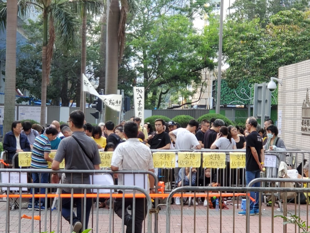 不少市民到場排隊等候入場旁聽。