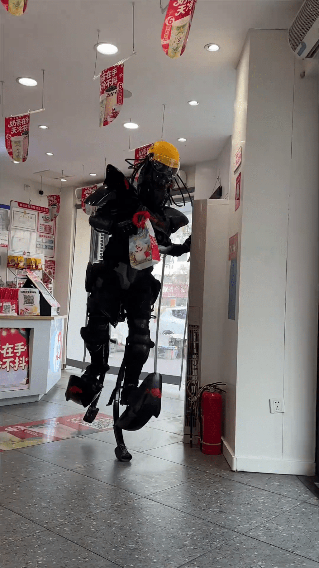 周高賽穿上機甲現身奶茶店的影片，震驚網友。 抖音
