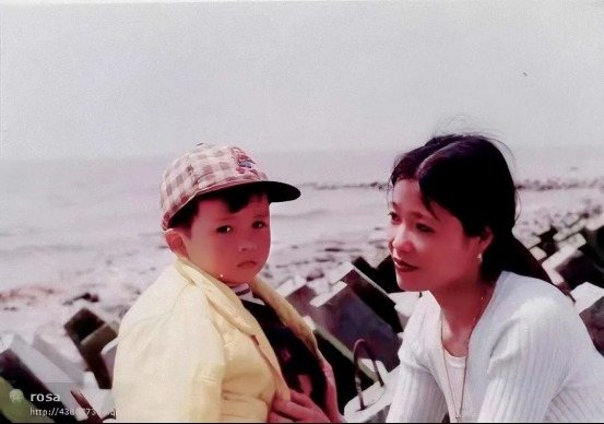 唐蔚華懸賞上海市區尋找被拐走26年的兒子。抖音 唐蔚華懸賞上海市區尋找被拐走26年的兒子。抖音