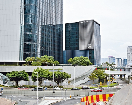 ■政府总部外围放置的巨型水马，已被移除。