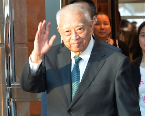 董建華指年青人缺乏向上游的機會。資料圖片