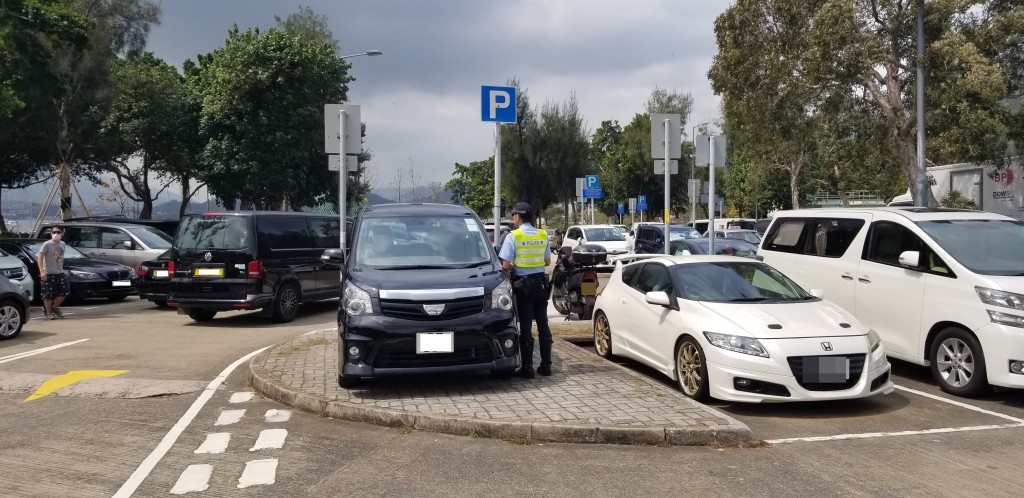 警方於大埔打擊違例泊車行動。 警方提供