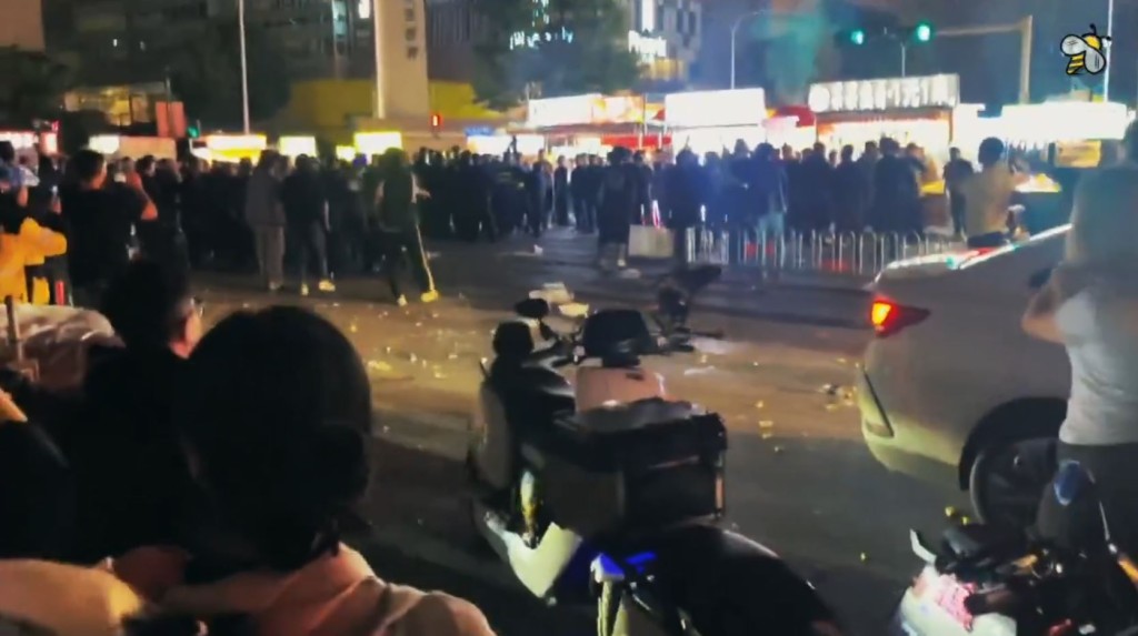 昆明夜市攤販與城管激戰。Ｘ