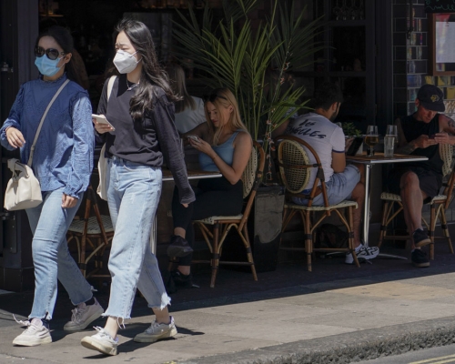 英國單日新增逾九千宗確診，二月底以來新高。AP圖片
