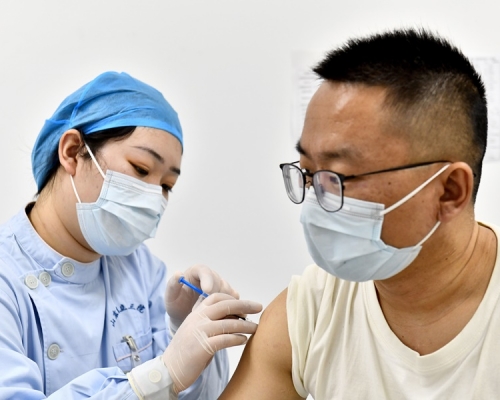 山東省醫院正為一名市民接種新冠疫苗。新華社 