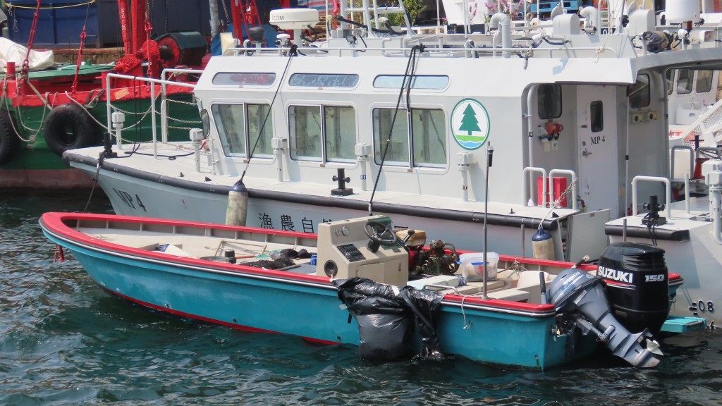 漁護署調查兩內地漁民 疑利用打氣機及魚槍潛捕。漁護署圖片