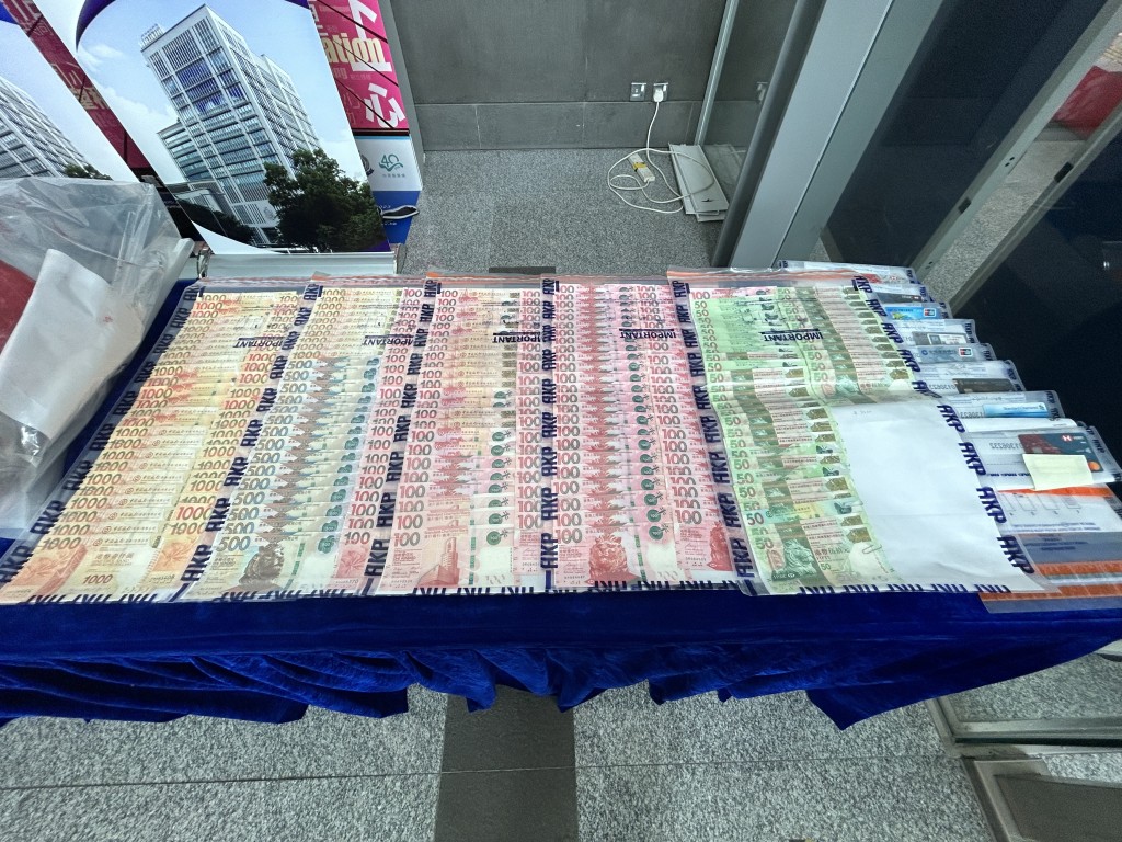 警方检获大量现金。林思明摄
