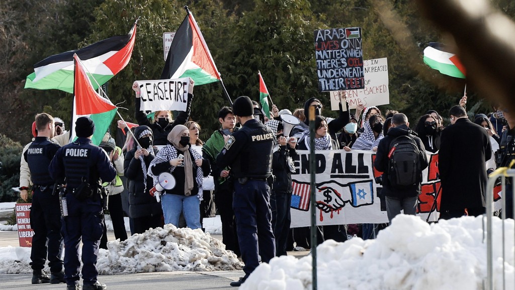一批巴勒斯坦支持者在拜登演講的會場外聚集。 路透社