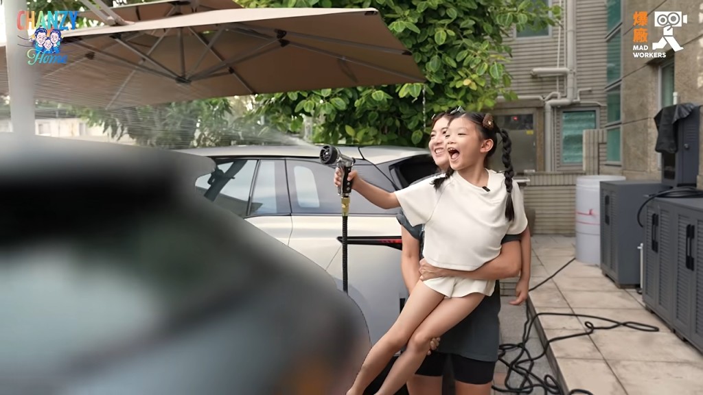 小豬比被媽媽抱起,興奮地向車身射水。 小豬比被媽媽抱起,興奮地向車身射水。