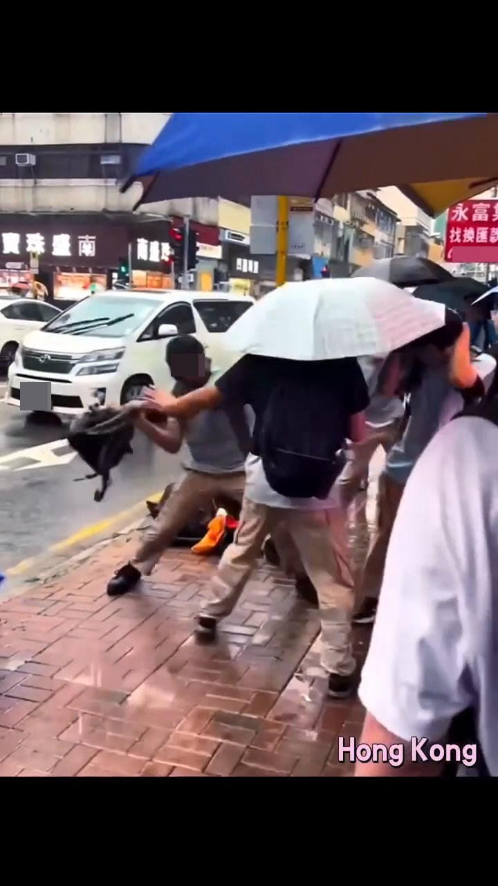 男子背囊當流星錘亂舞連環圖(八)。fb截圖 男子背囊當流星錘亂舞連環圖(八)。fb截圖