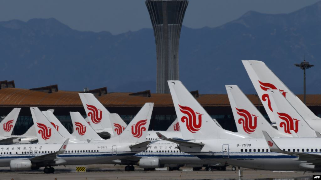 中美在疫情前每月有过百班客运航班。
